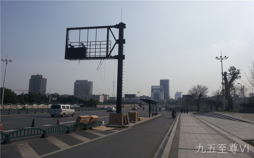 浙江宁波诱导屏封路施工