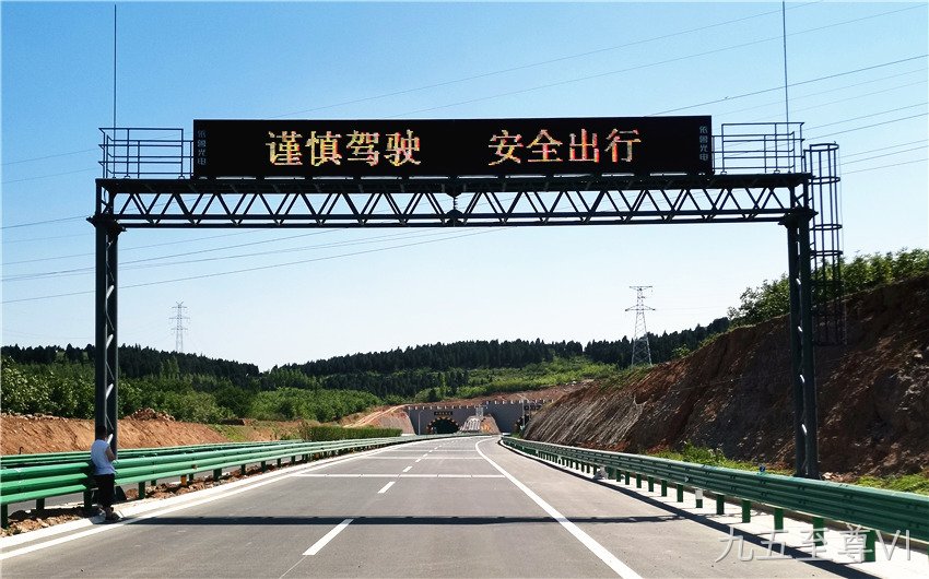 横梁式可变情报板_门架式可变情报板_高速公路门式可变情报板