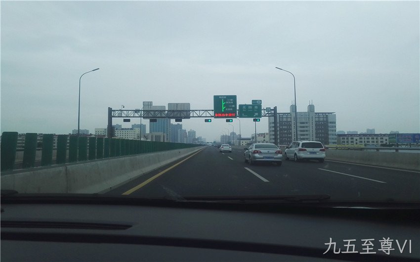 驾驶员通过LED交通诱导屏获得信息