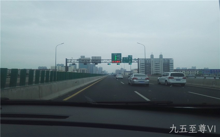 智能信号灯与交通诱导屏