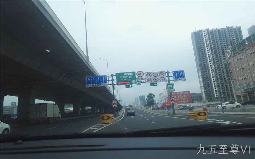 交通诱导屏行驶实拍